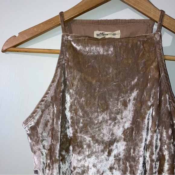 Hollister Gold Shimmer Velvet Cropped Halter Top women’s size M w/ built in bra - Picture 2 of 7